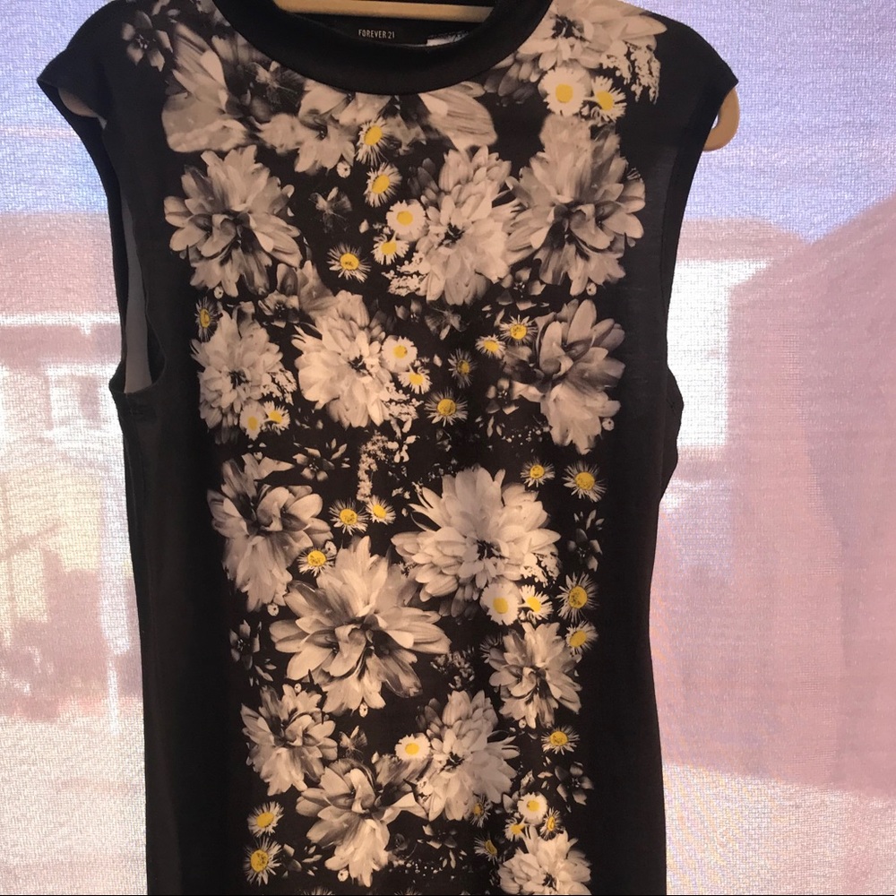 Floral print fitted dress.